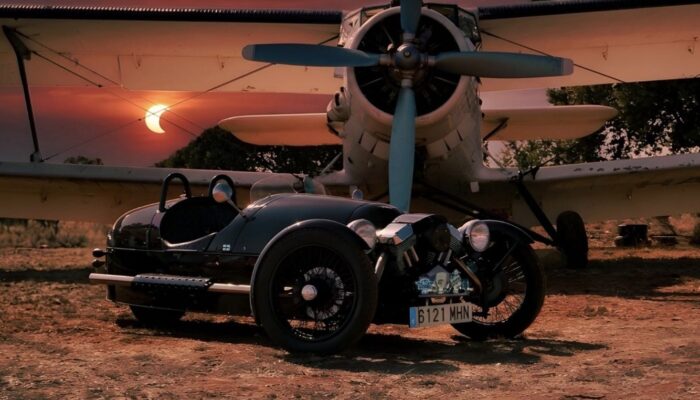 Bajo la sombra del eclipse… y al volante de un Morgan